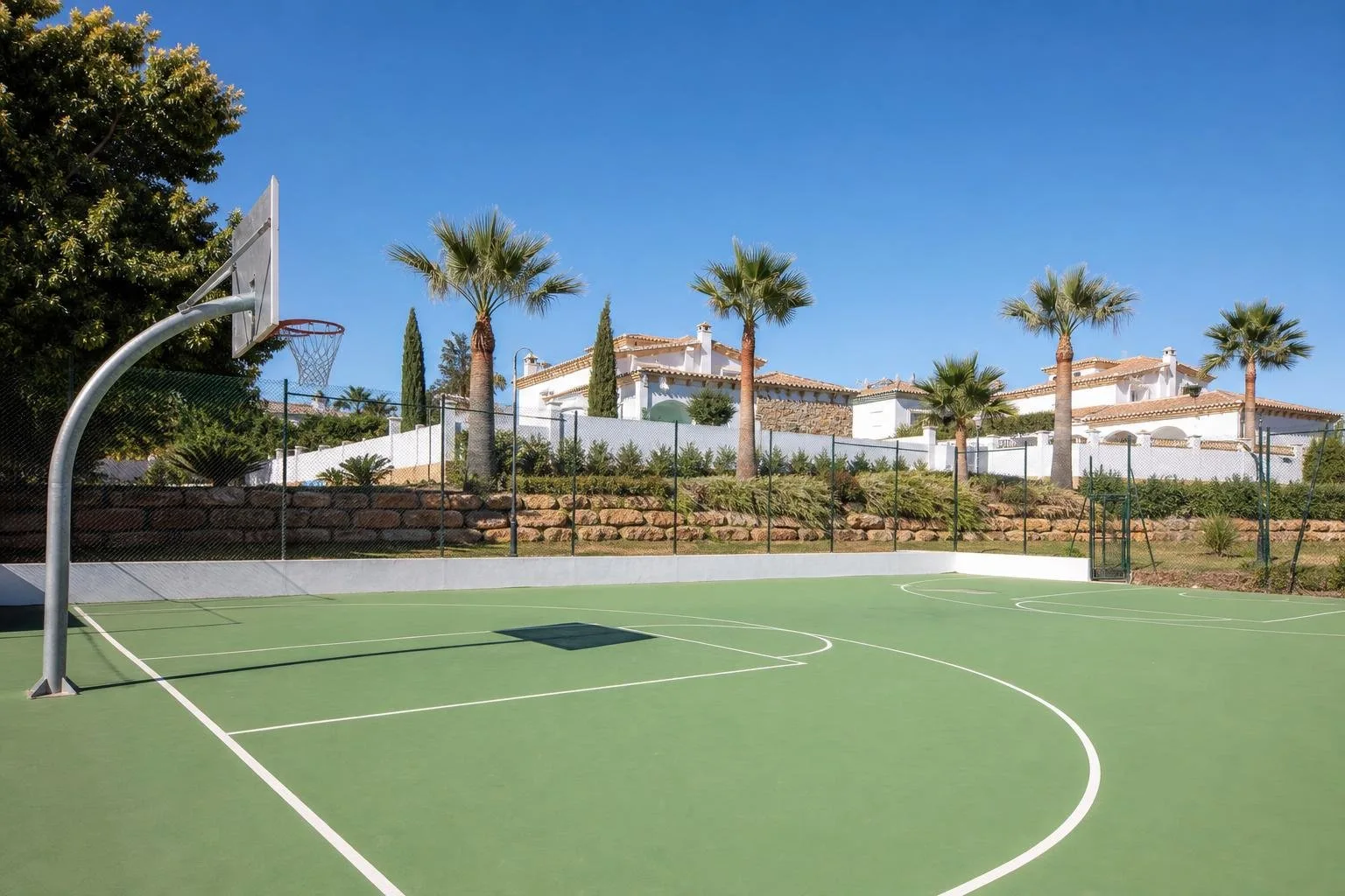 Pista de baloncesto exterior con pavimento verde