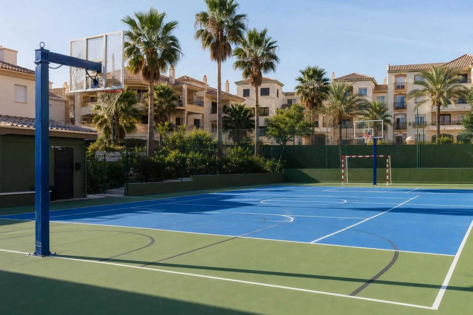 Pista deportiva de una urbanización rodeada de palmeras