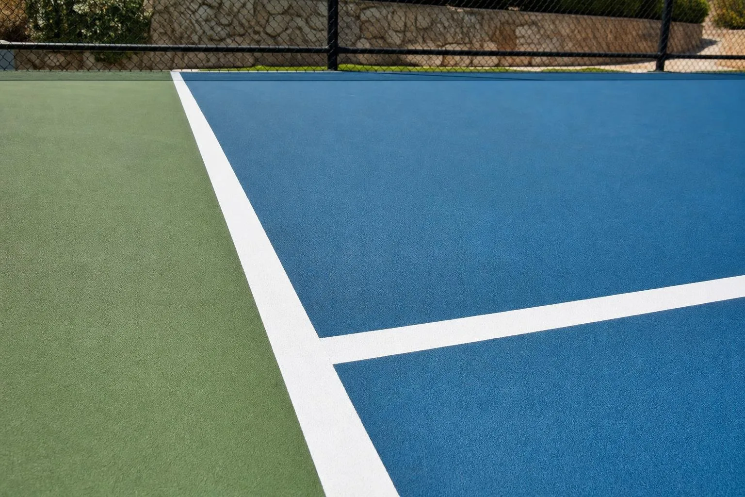 Detalle de las líneas blancas de una pista de tenis recién pintada