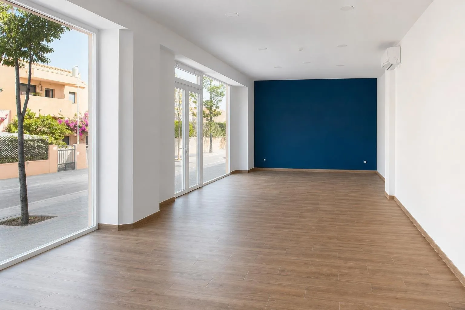 Local comercial recién pintado con una pared de color azul