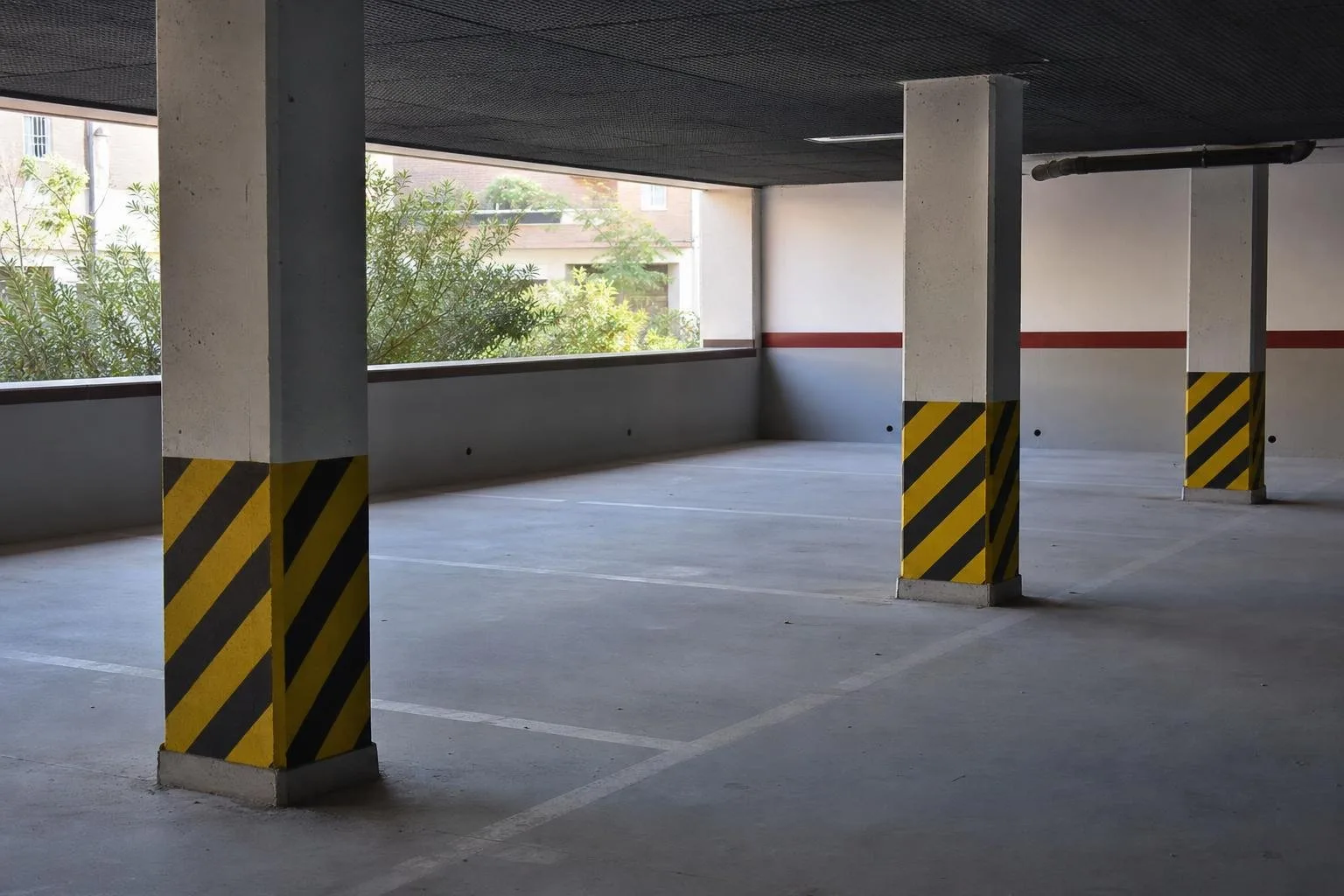 Pilares de un aparcamiento pintados con franjas amarillas y negras