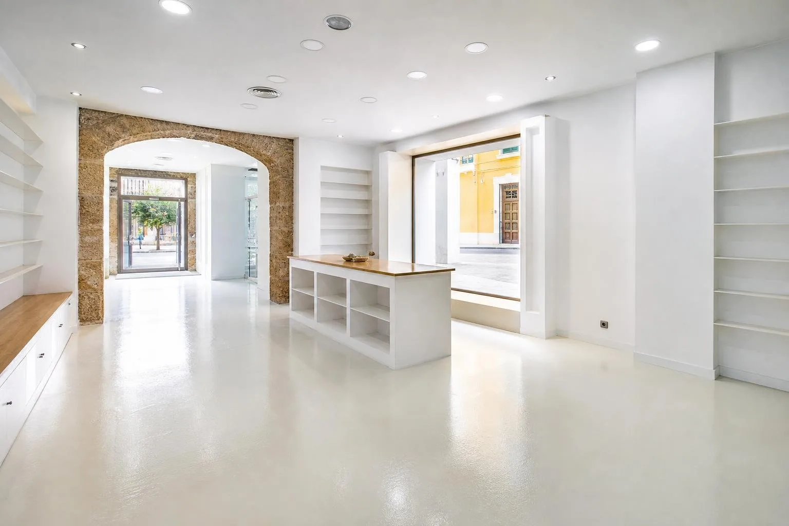 Local comercial con suelo de resina epoxi blanco